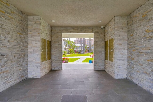 Foto del interior - 3636 W Imperial Hwy (B)
