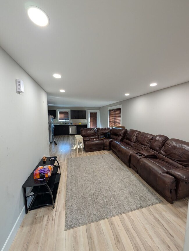 Building Photo - Beautiful home 3 minutes from ETSU!
