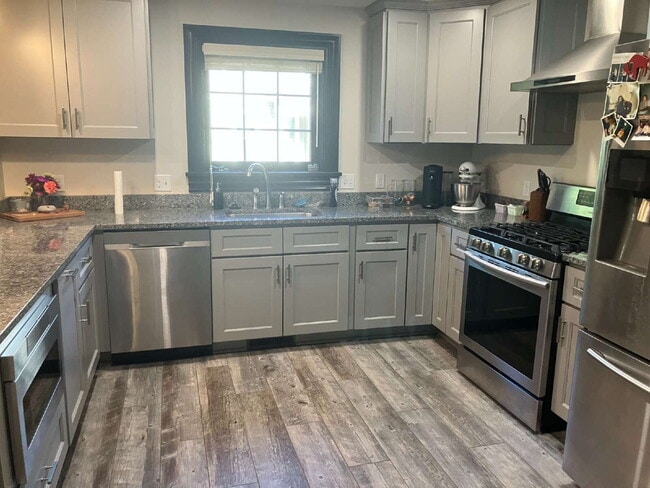 Building Photo - 1 BR in Village of Fairport Available Oct 1!
