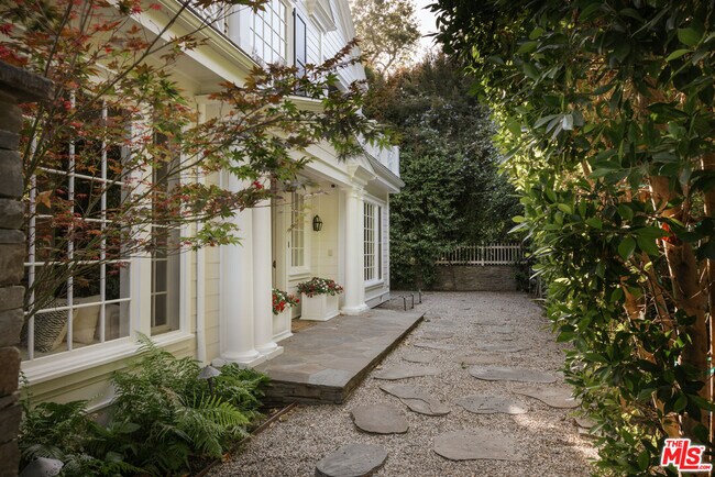 Foto del edificio - 2435 Mandeville Canyon Rd