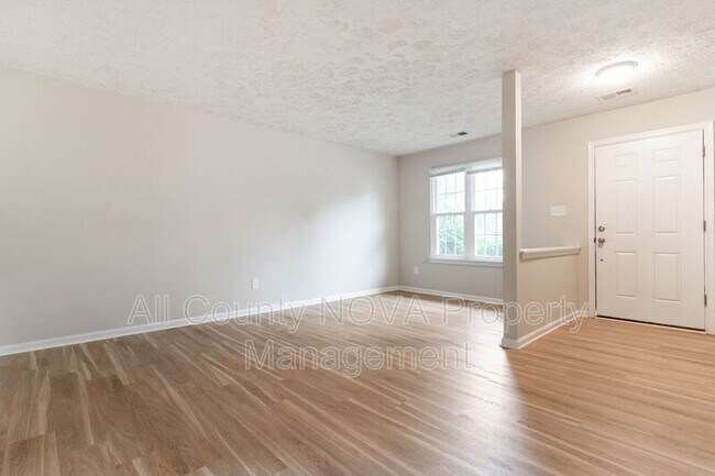 Building Photo - 17 Heather Ln