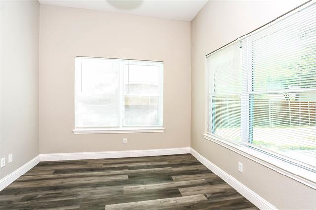 Foto del edificio - 8102 Lake Bend Dr