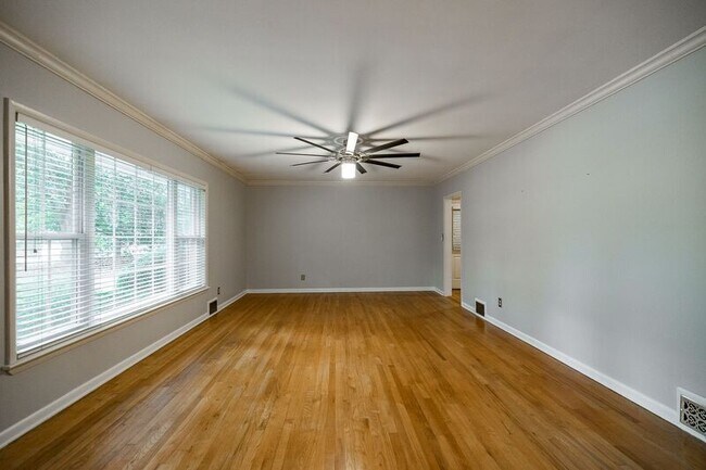Building Photo - 695 Riverhill Dr
