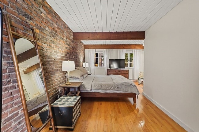 Building Photo - 52 Cedar Lane Way