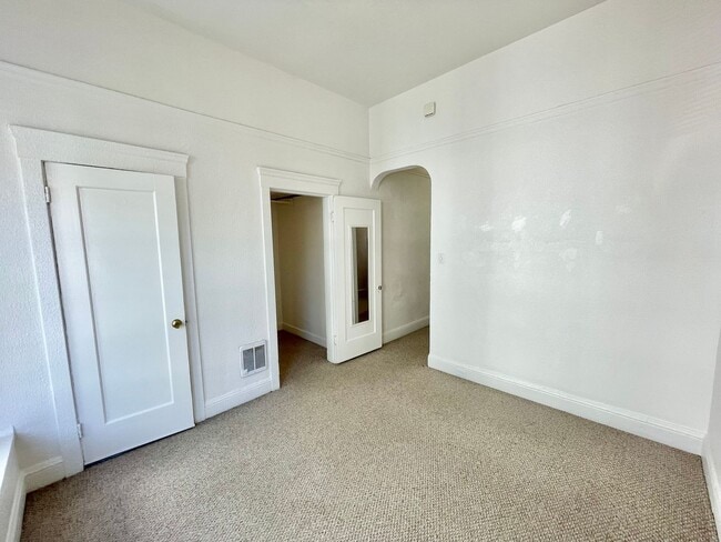 Building Photo - Charming Studio Apartment in the heart of ...