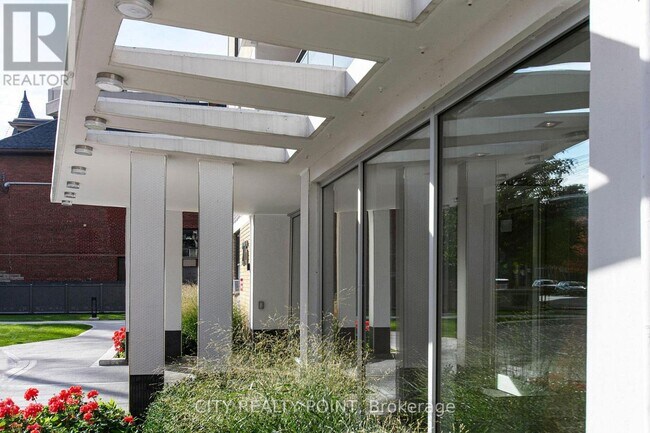 Building Photo - 276 St George St