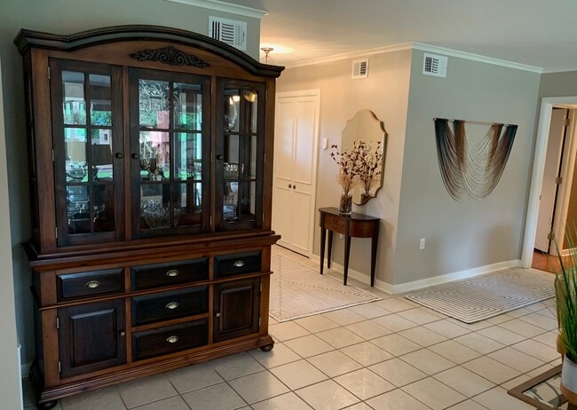 Building Photo - 37 Pine Manor Dr