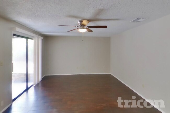 Foto del edificio - 8102 Chickasaw Ln