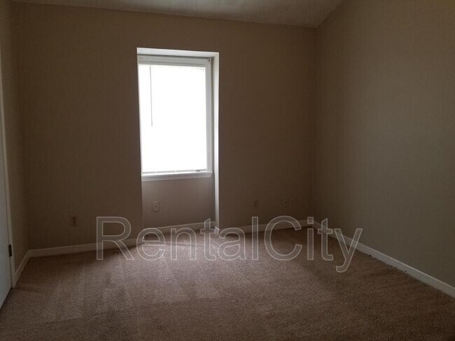 Building Photo - 276 Greenfield Dr