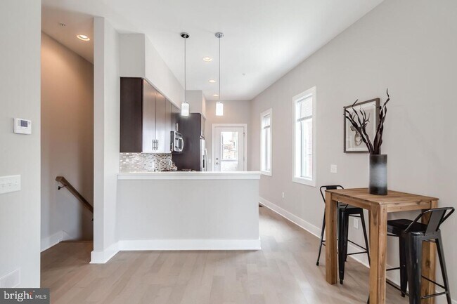 Foto del edificio - Northern Liberties Townhome with Parking