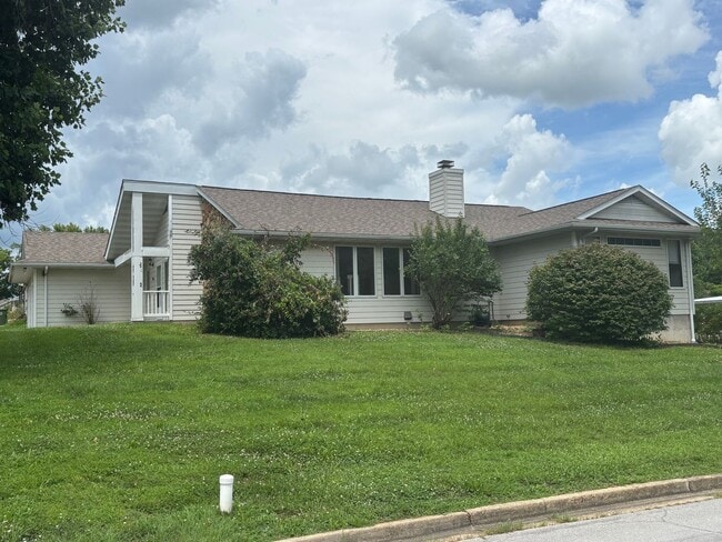 Building Photo - 3 Bedroom 2 bath