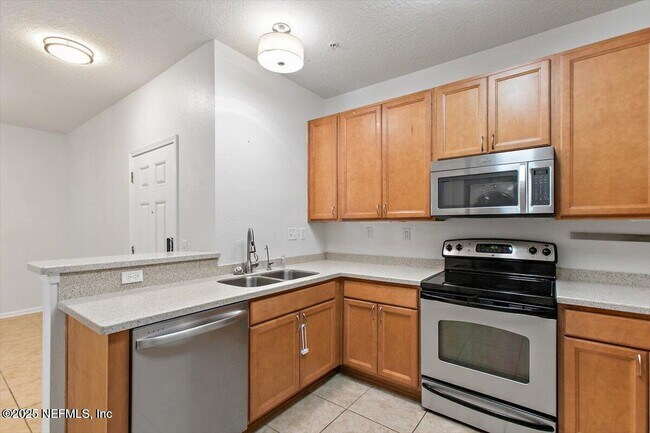 Foto del edificio - 2875 Golden Lake Loop