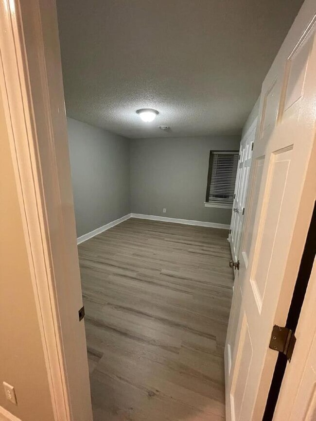 Building Photo - 3 Bedroom 2 bath