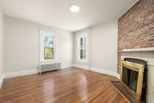 Building Photo - 7 Larch Pl