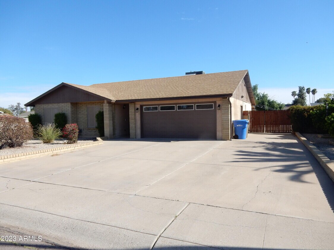 Foto principal - 3901 W Lupine Ave