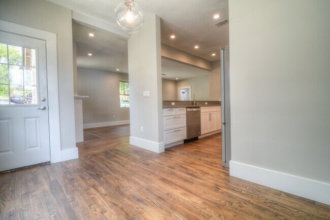 Foto del edificio - UT PRE-LEASE: 2018 Remodeled 6 bed/4 bath ...