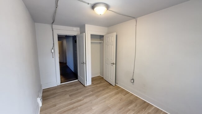 Building Photo - 2-4587 Mallette Crescent