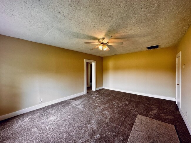 Building Photo - 214 Campus Dr