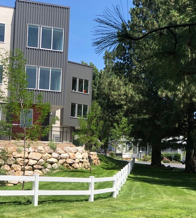Aero Luxury Townhomes Apartments in Layton, UT
