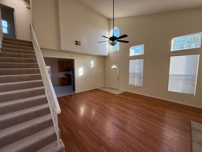 Foto del edificio - Large 4 Bedroom 3 Bath House w/ 2 car garage