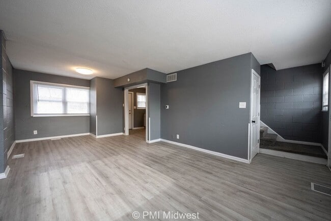 Building Photo - Cozy 2 Bedroom Apartment in Indianapolis w...