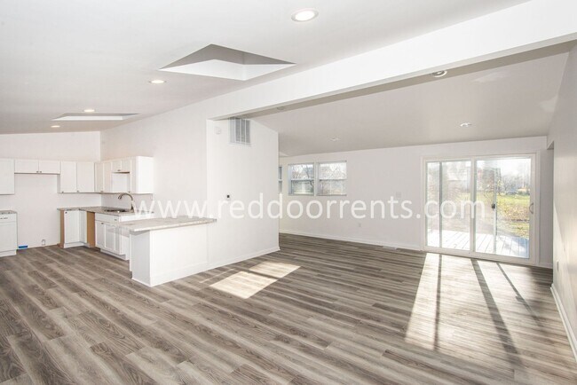 Foto del edificio - MOVE-IN SPECIAL: Move in this month and en...