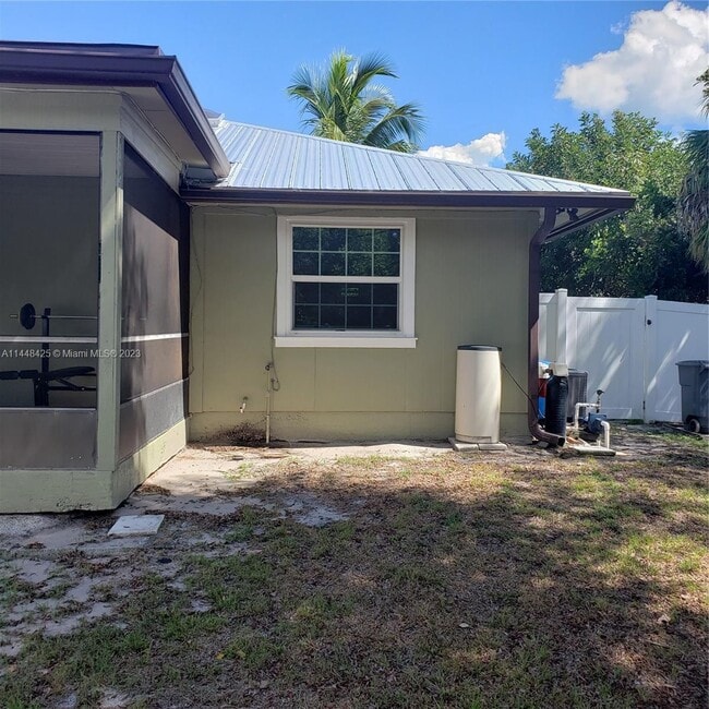Foto del edificio - 8678 SE Oleander St