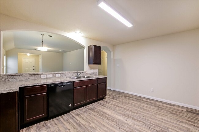 Foto del edificio - 5635 Long Arbor Ln