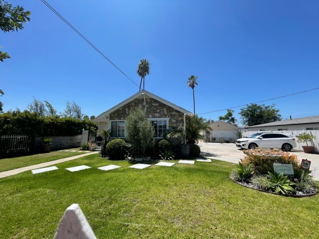 Frente de la casa - 3332 W 108th St