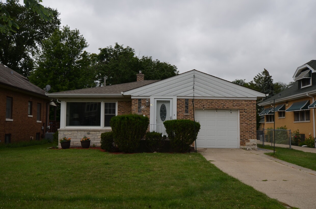 Primary Photo - 34 Forest Ave