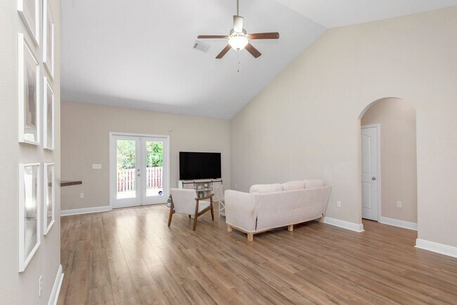 Building Photo - 4 Bedroom/2.5 Bath in South Crestview