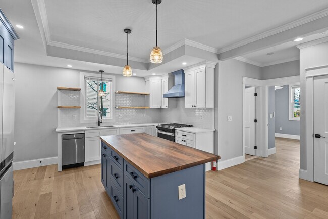 Baño al final del pasillo a la izquierda con el dormitorio n.º 2 al final (foto sin amueblar) - 20 Summer St