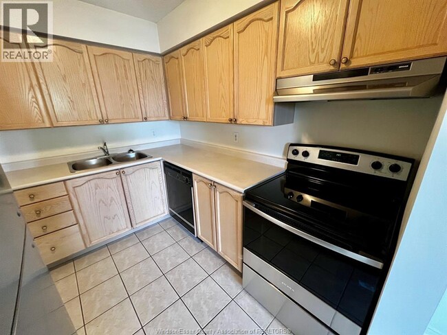 Building Photo - 1160 Lauzon Rd
