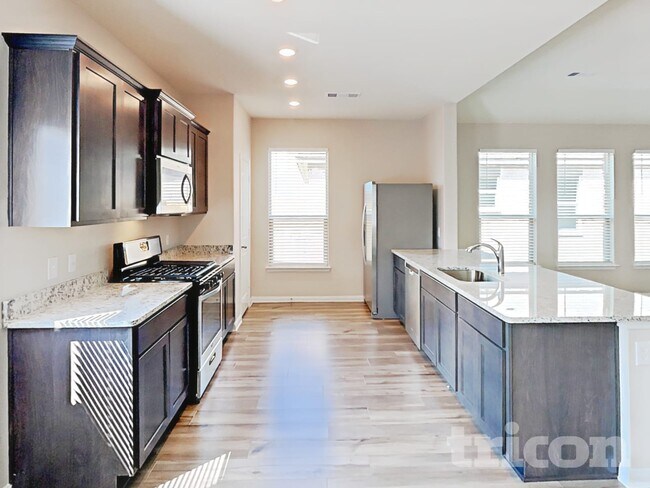 Building Photo - 900 Clark Dr