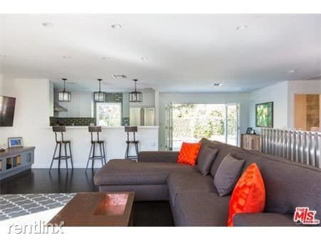 Building Photo - 1523 N Doheny Dr