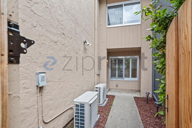 Foto del edificio - 502 Pine Wood Ln