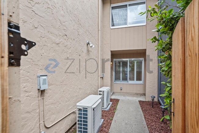 Building Photo - Unit