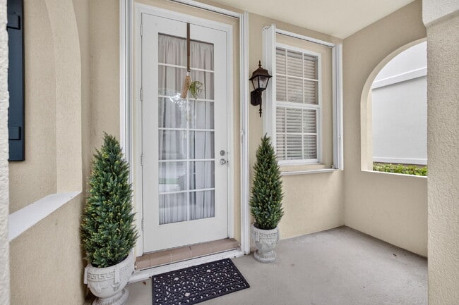 Foto del edificio - "Charming 4-Bedroom Townhouse Oasis on Barcelona Drive with 3 Full Baths – Spacious 1867 Sq. Ft. ...