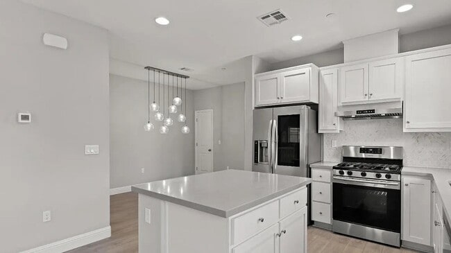 Foto del edificio - Spacious 5-Bedroom Home with Room to Live, Work & Relax
