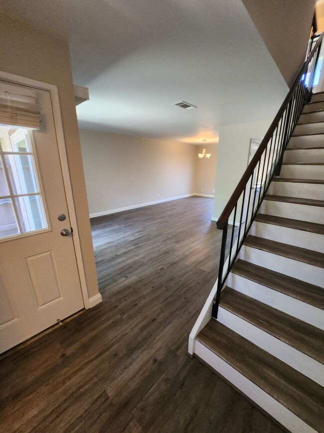 Building Photo - Updated Townhouse