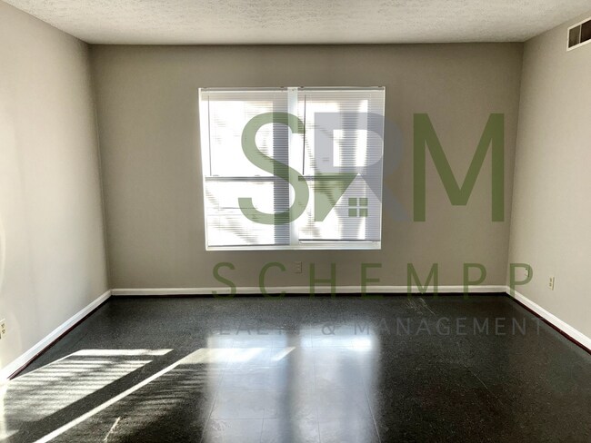 Foto del edificio - Updated first floor 1 bedroom apartment in West Louisville- Section 8 accepted