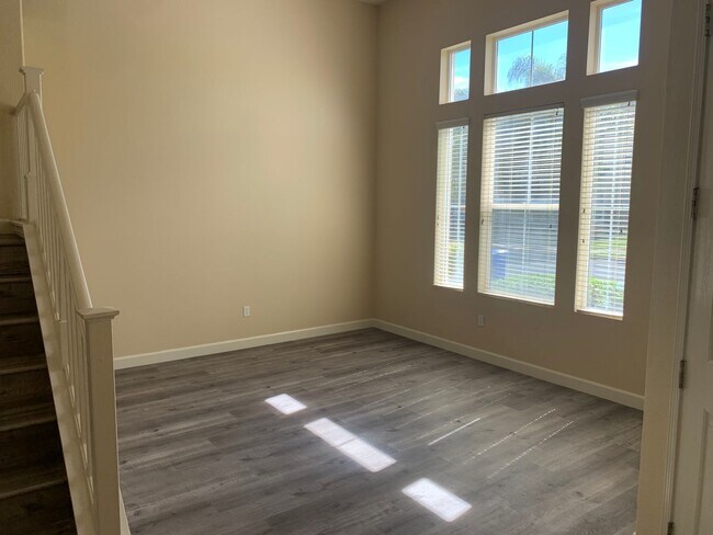 Foto del edificio - Beautiful 2 Story 4 Bedroom 3.0 Bath Home ...