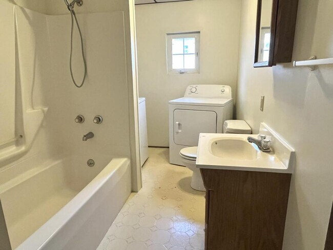 Foto del edificio - 738 1/2 Camden Pl