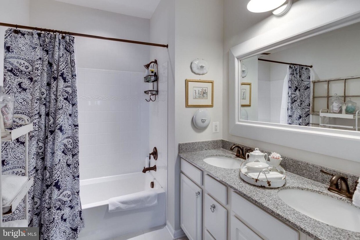 14682 Links Pond Cir Unit 1D, Gainesville, VA 20155 Condo for Rent in