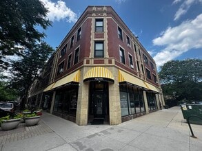 Building Photo - 1344 W Lunt Ave