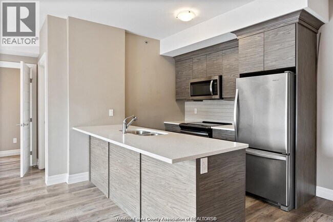 Building Photo - 955 Ouellette Ave