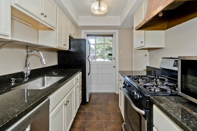 Building Photo - 40 Yorktown Dr