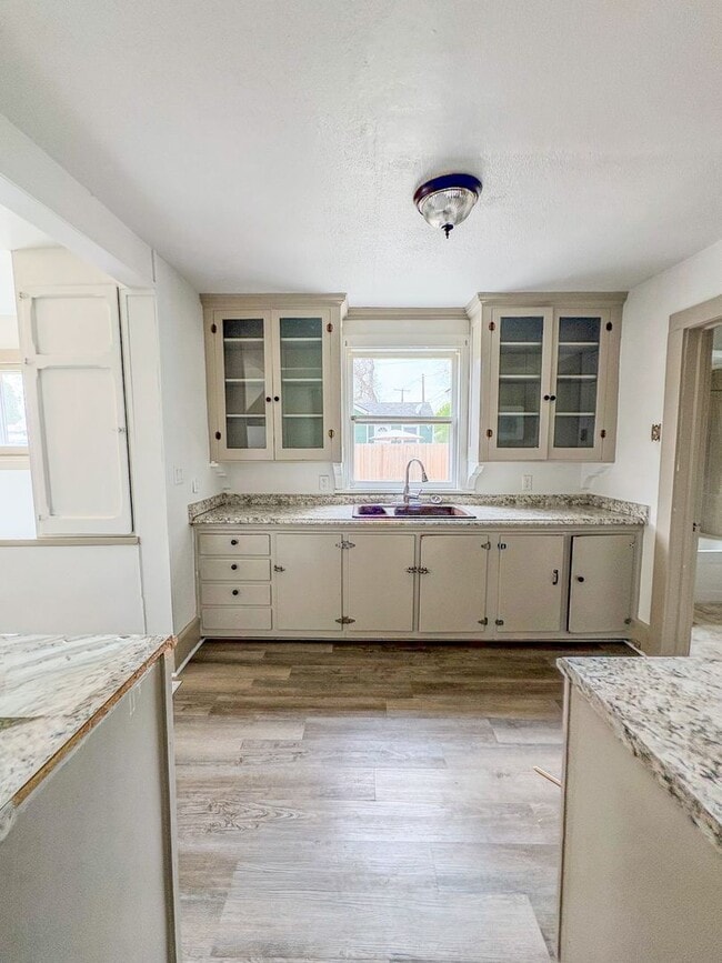 Building Photo - 3 bed 2 bath Home with Fenced Yard