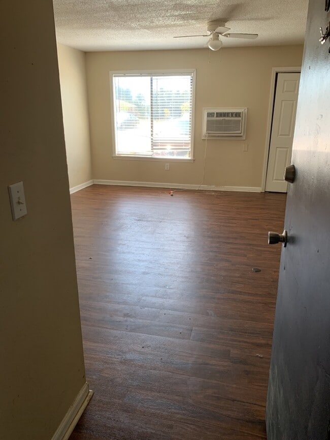 Building Photo - 220 Walnut Hill Dr