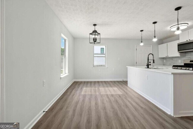 Building Photo - Fully renovated, 3 bed, 1 full bath, new LVP, new paint, granite counters, open floor plan, W/D h...